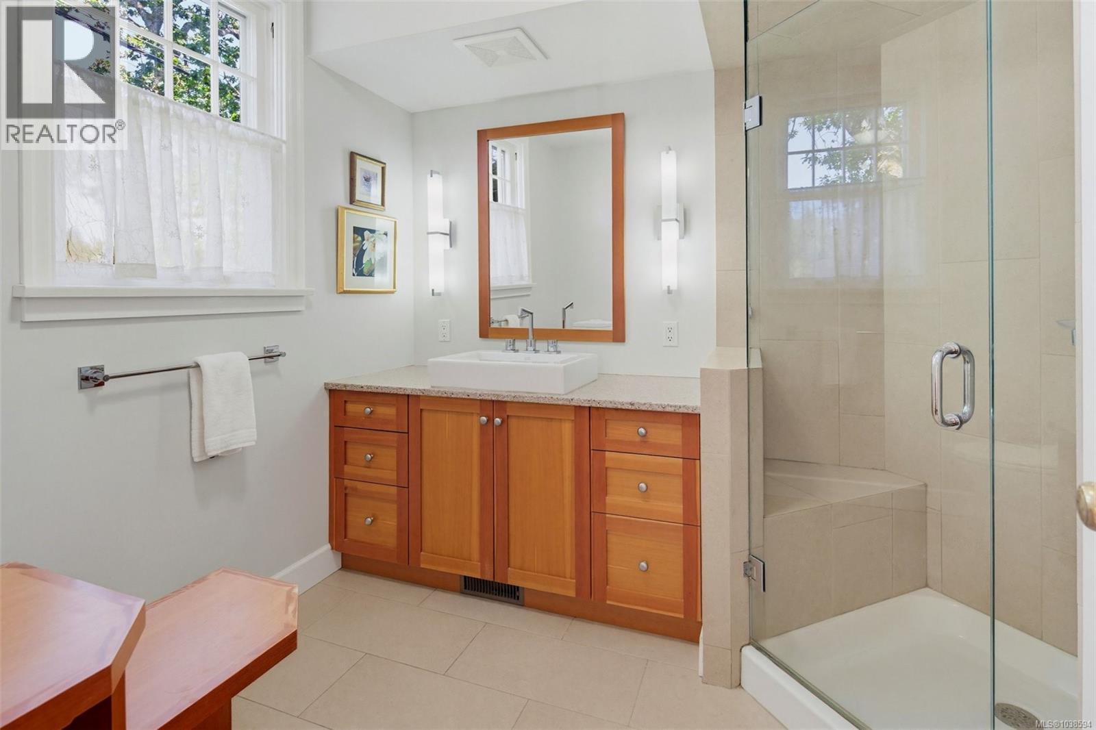 688 Falkland Rd - 16