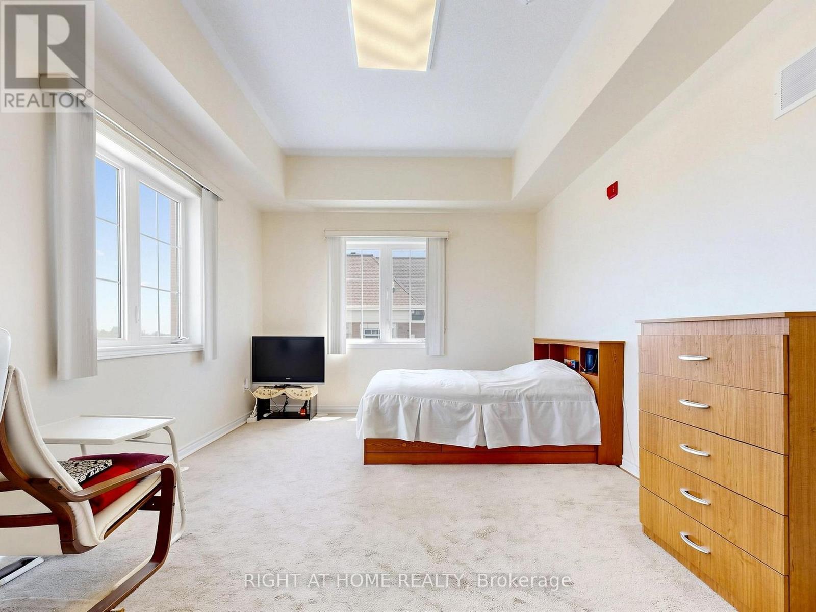 #24 86 PRESTON MEADOW AVENUE - 30