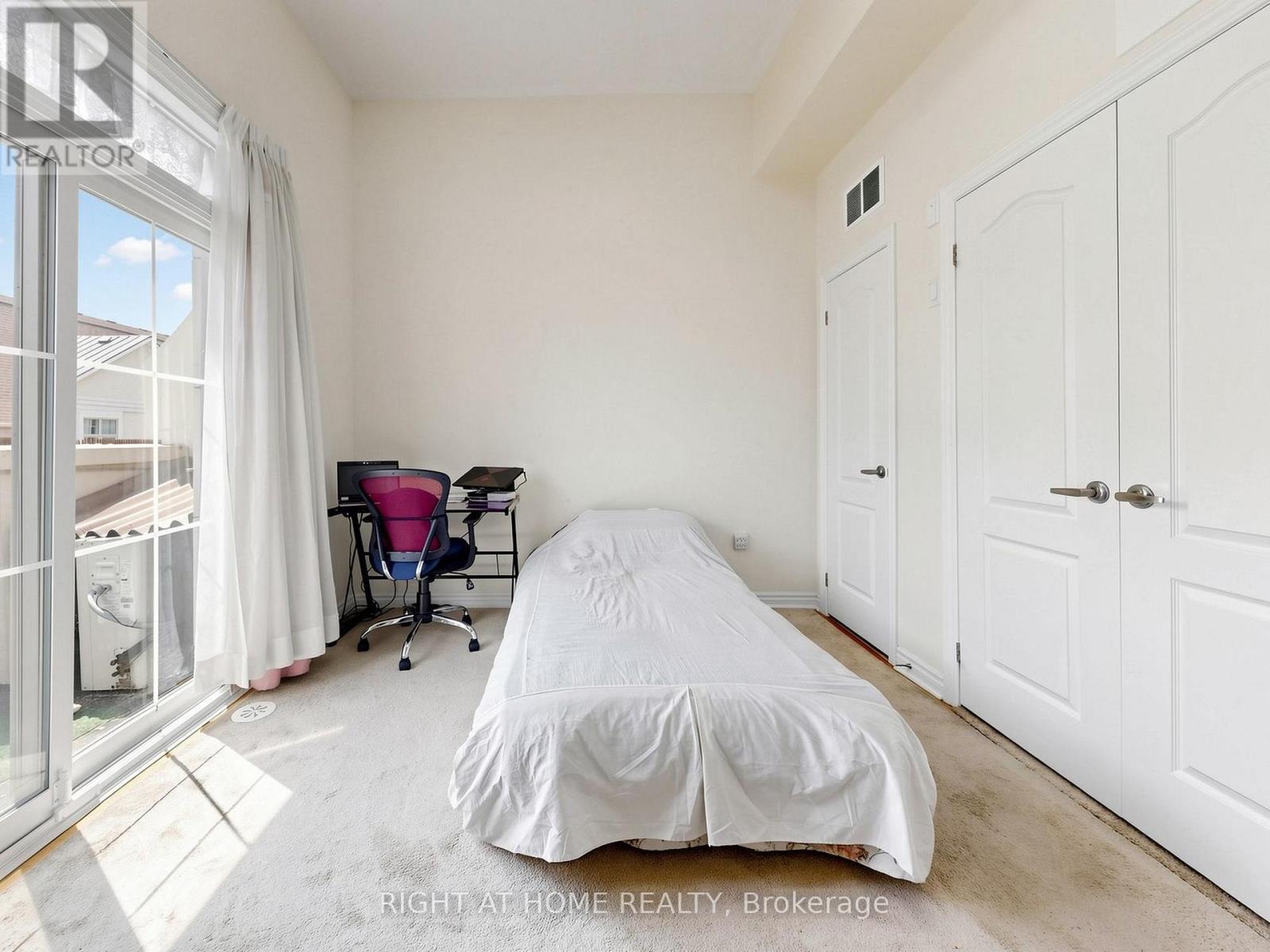 #24 86 PRESTON MEADOW AVENUE - 36
