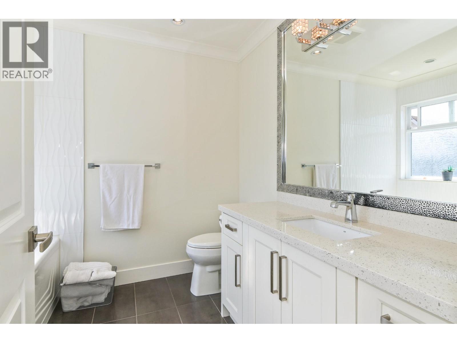 5 Bed, 5 Bath House for Sale in Ladner – 4748A 55B STREET, Ladner – MLS# R3124908 - Image 32