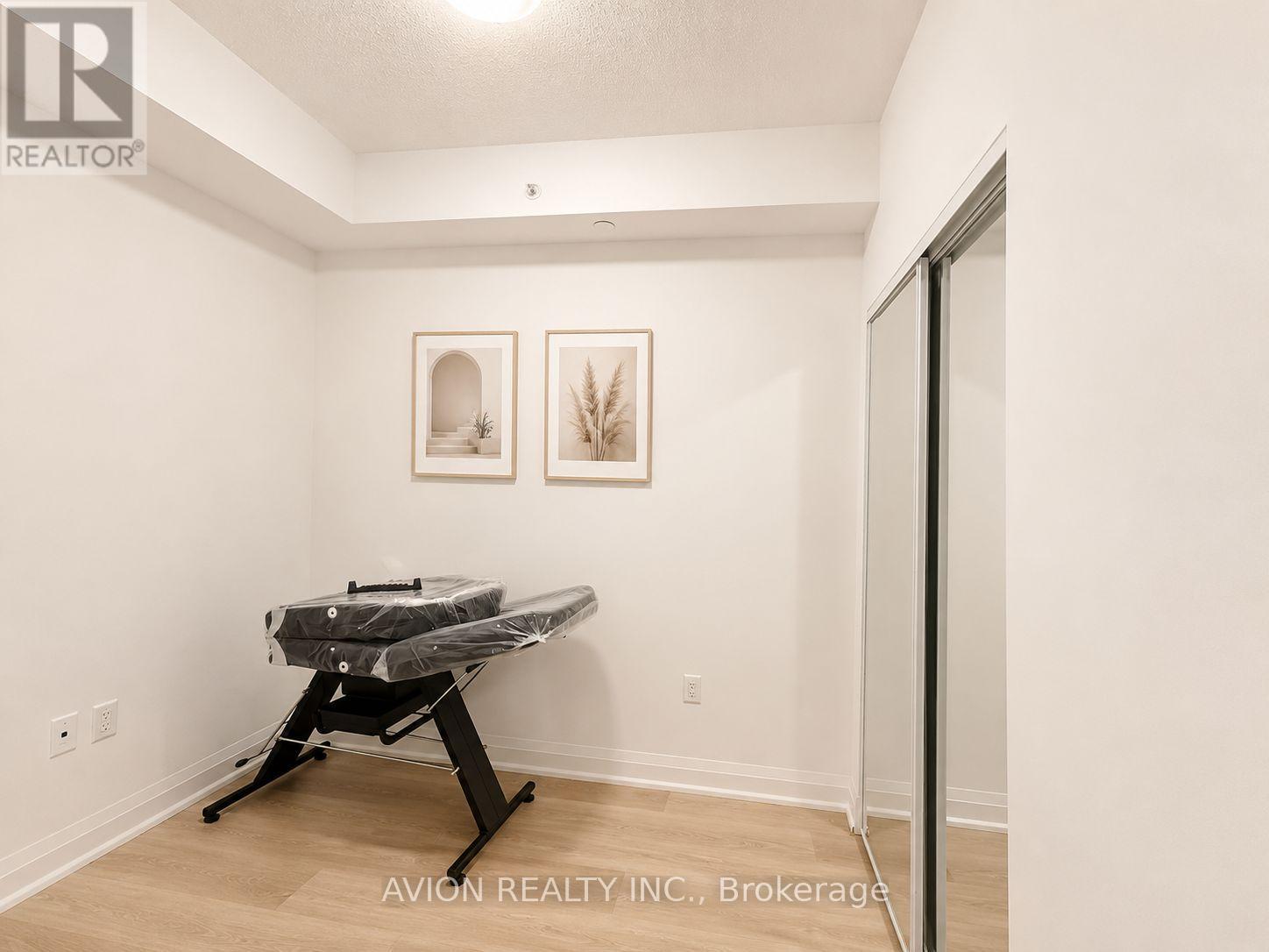 #212 3220 SHEPPARD AVENUE E - 6