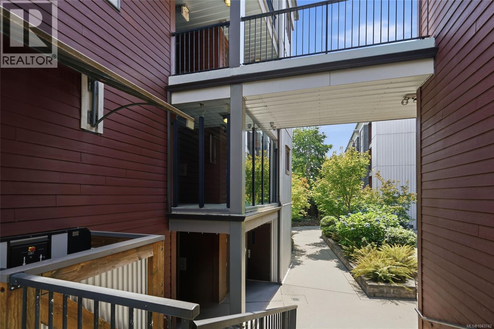 #304 555 Franklyn St - 36