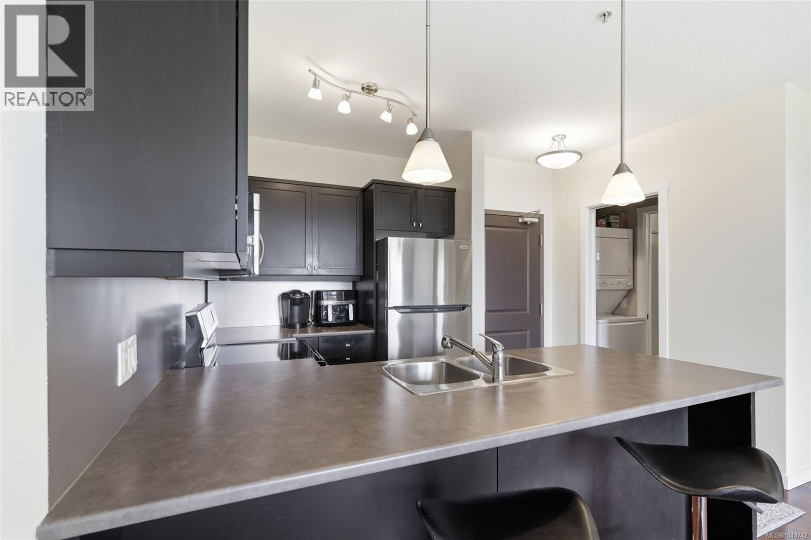 #304 555 Franklyn St - 5
