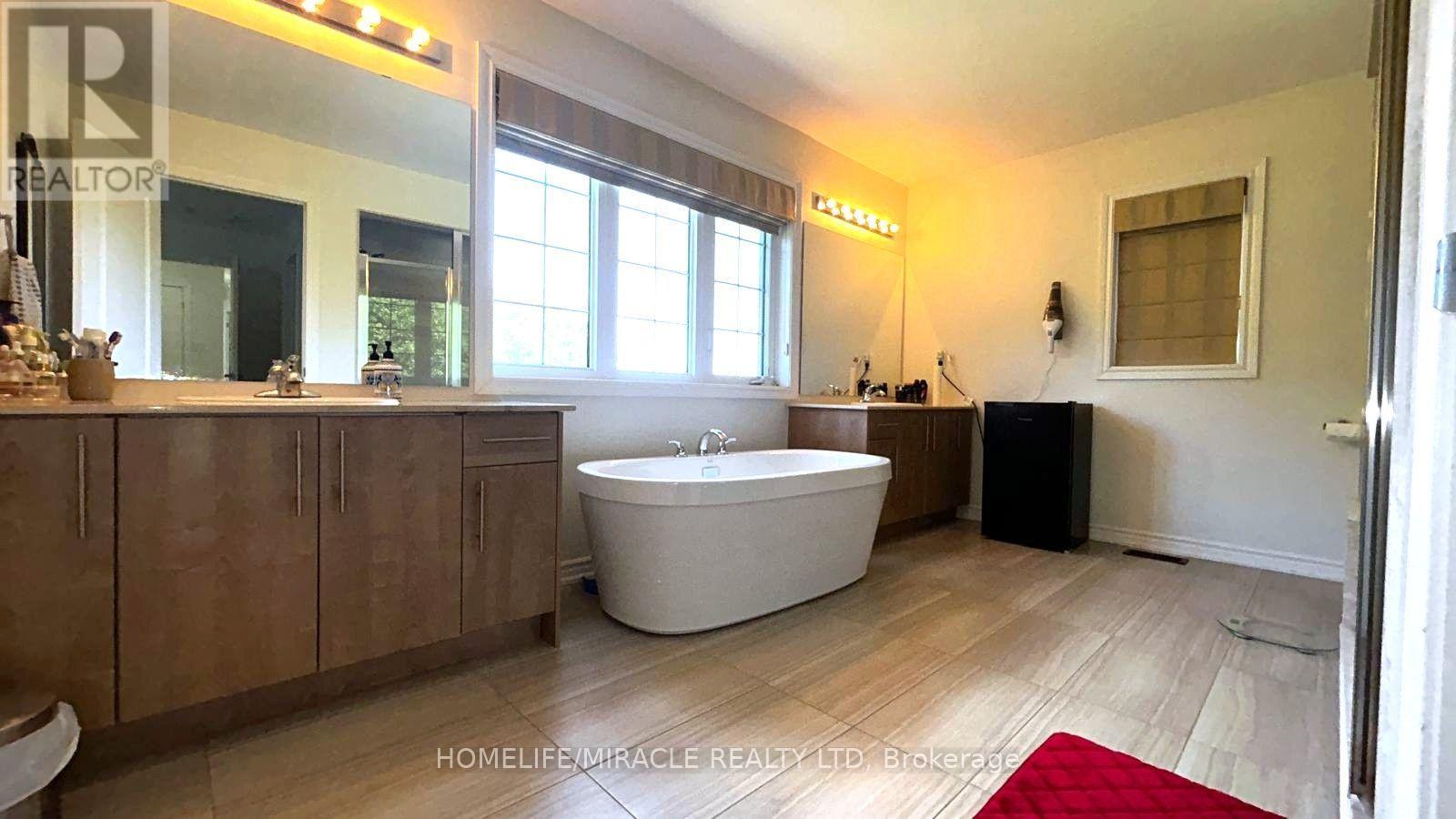 185 THORNBUSH BOULEVARD - 32