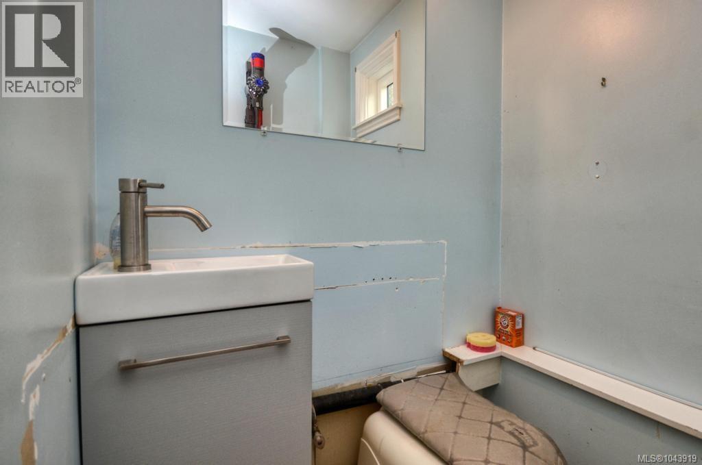 871 Fleming Street, Esquimalt