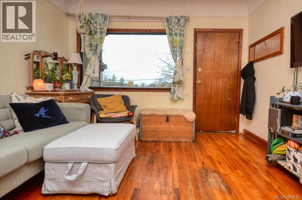  871 Fleming Street, Esquimalt