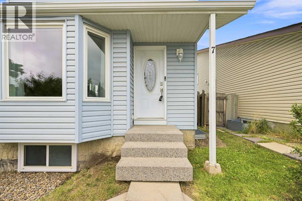7 Falshire Close NE, Falconridge, Calgary photo 3