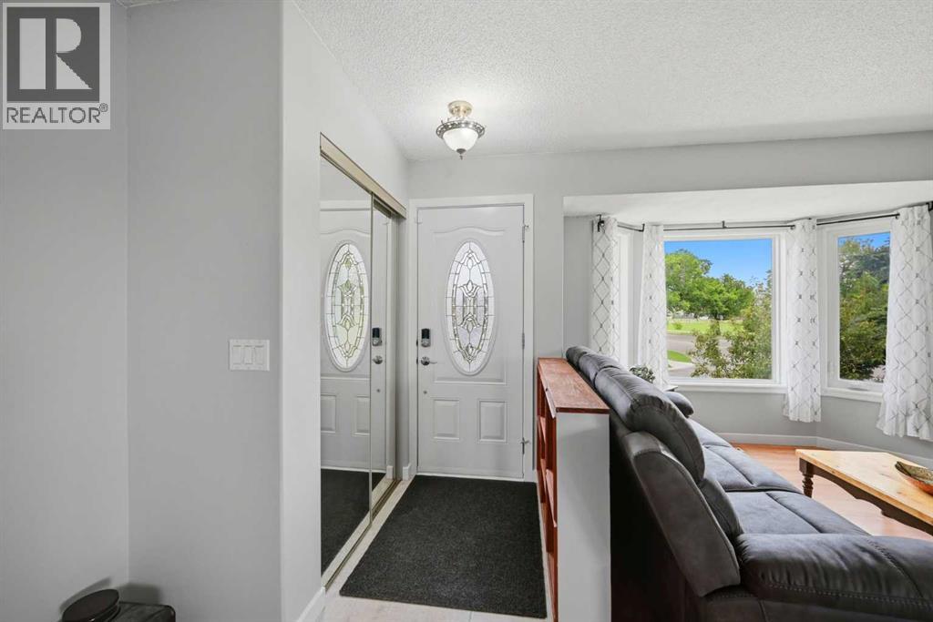 7 Falshire Close NE, Falconridge, Calgary photo 4