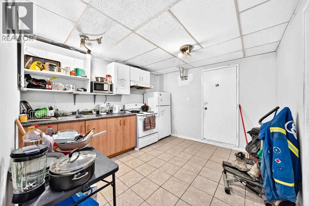 208 Temple Close NE - 16