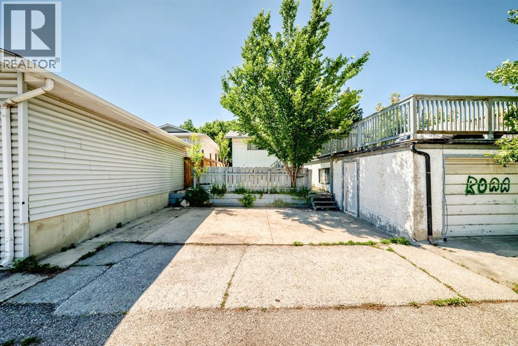 208 Temple Close NE - 24