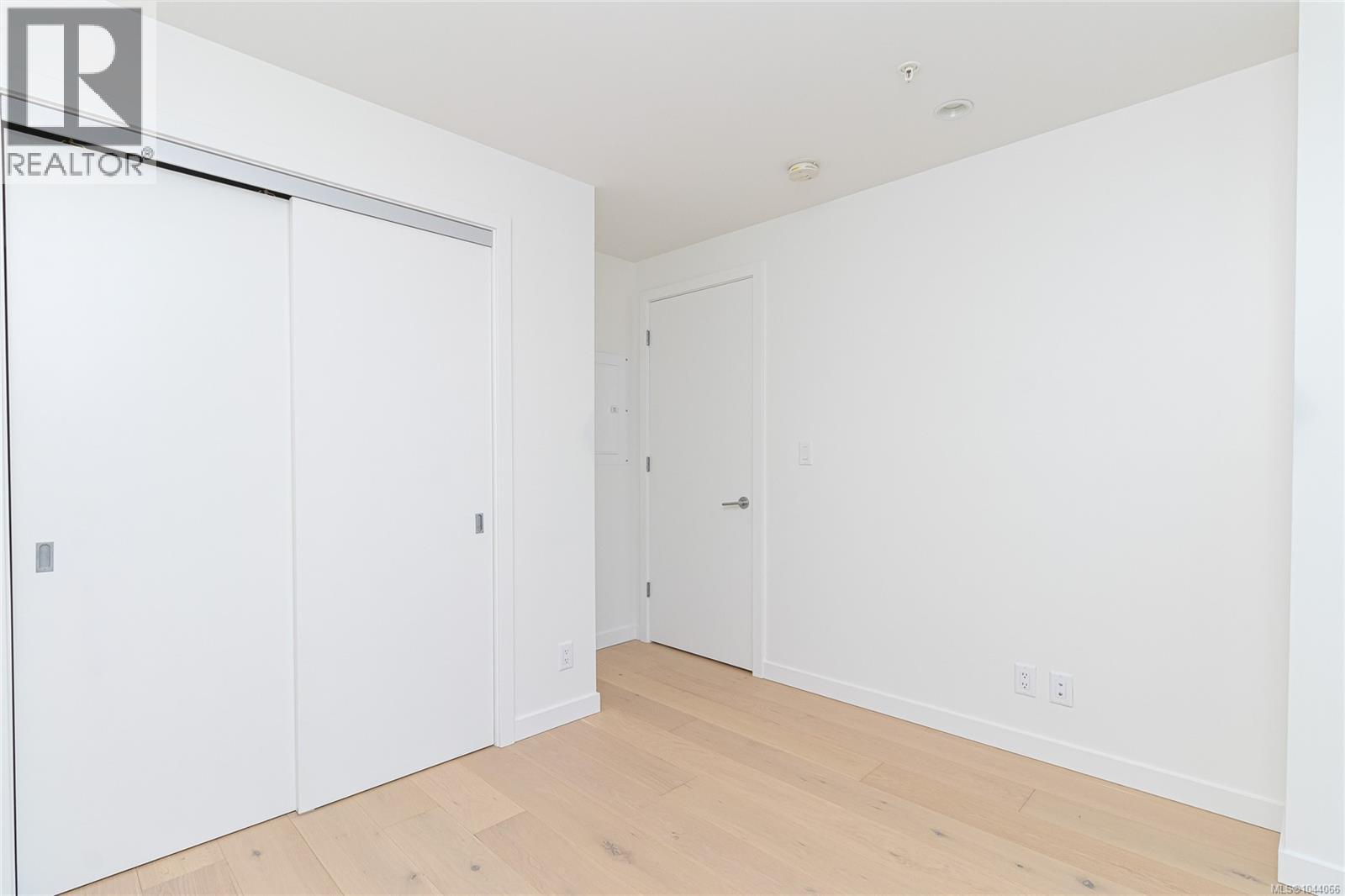 #803 2000 Hannington Rd - 23