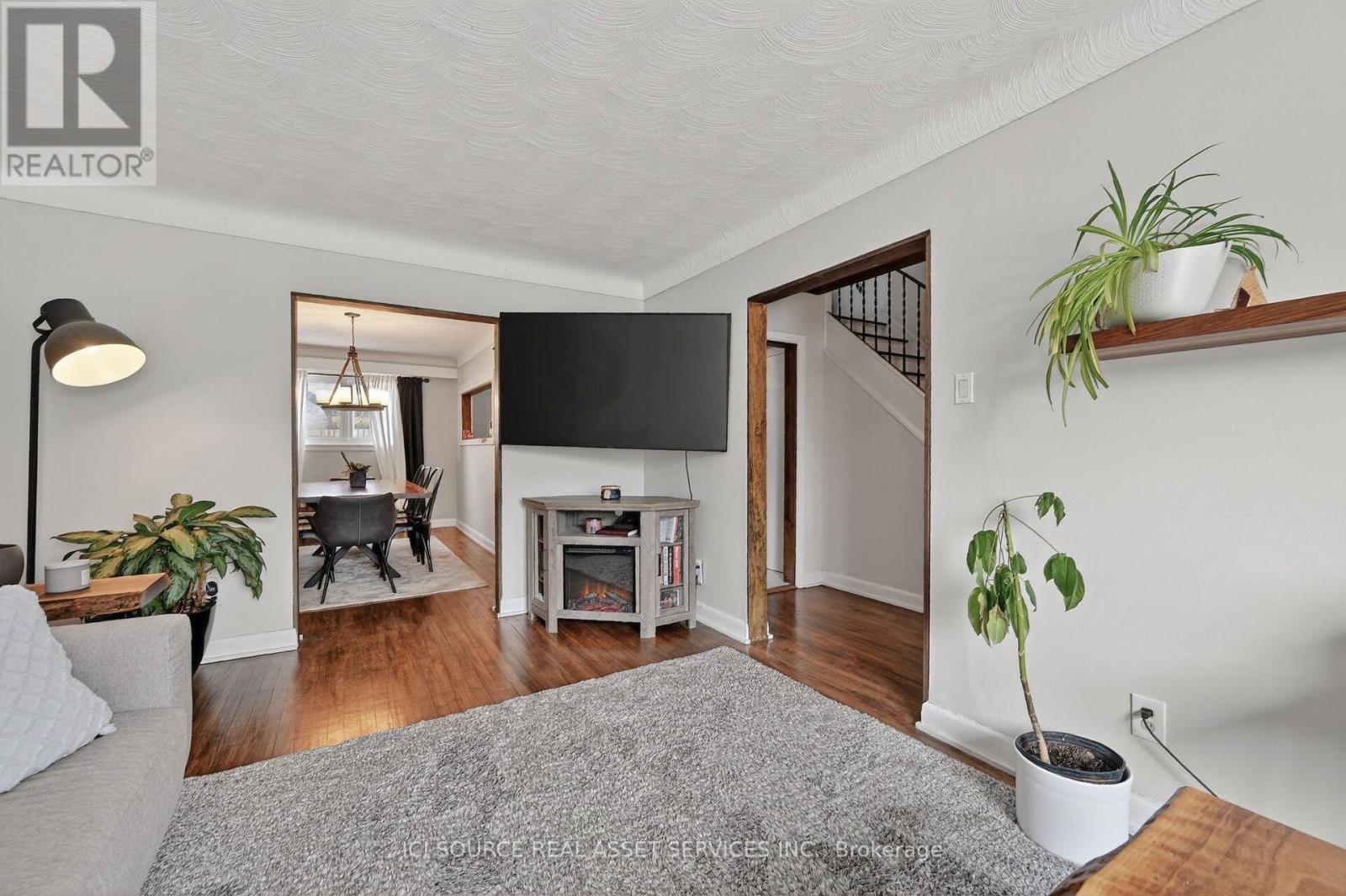 1126 WOODROFFE AVENUE - 18