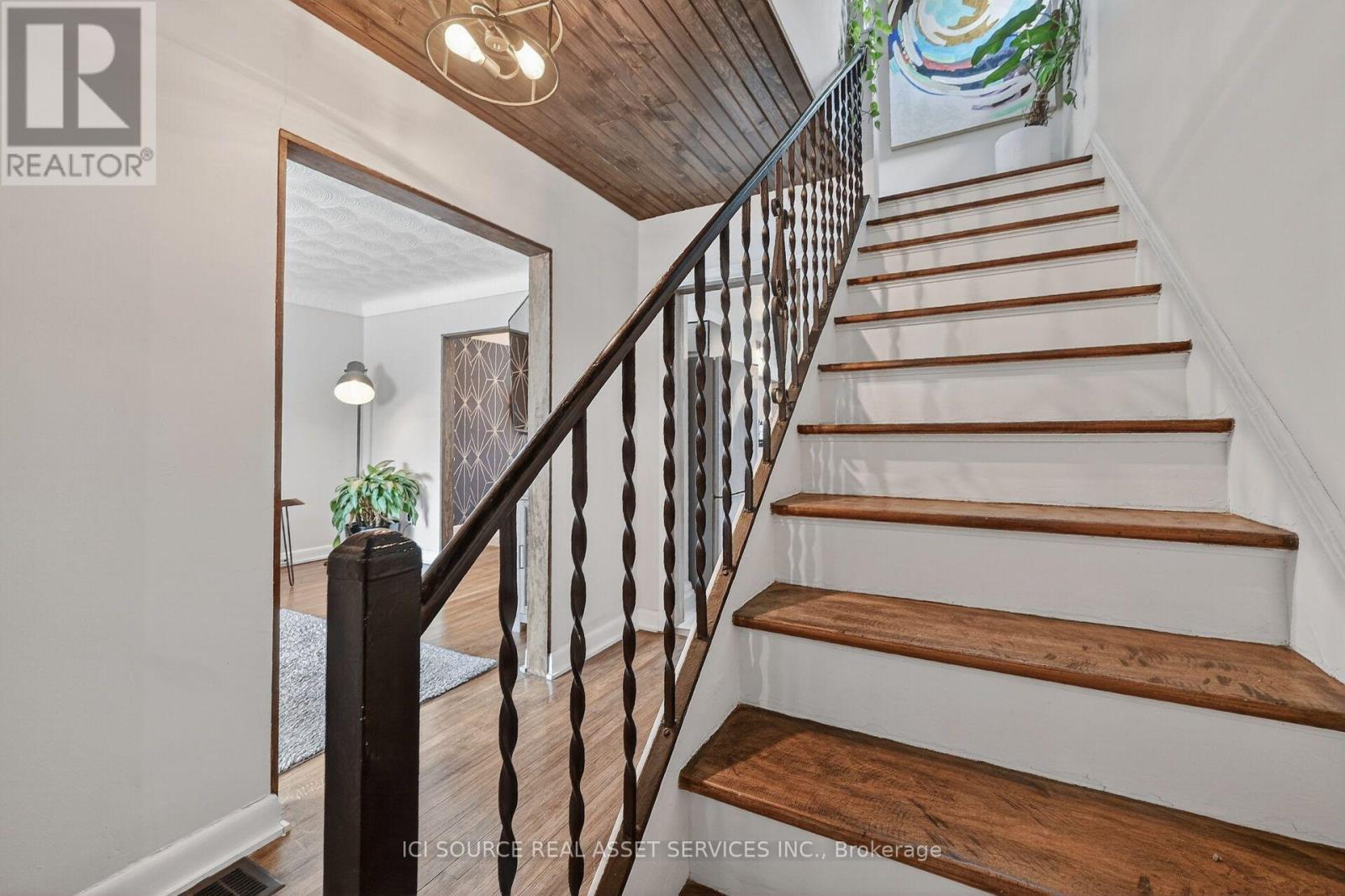 1126 WOODROFFE AVENUE - 21