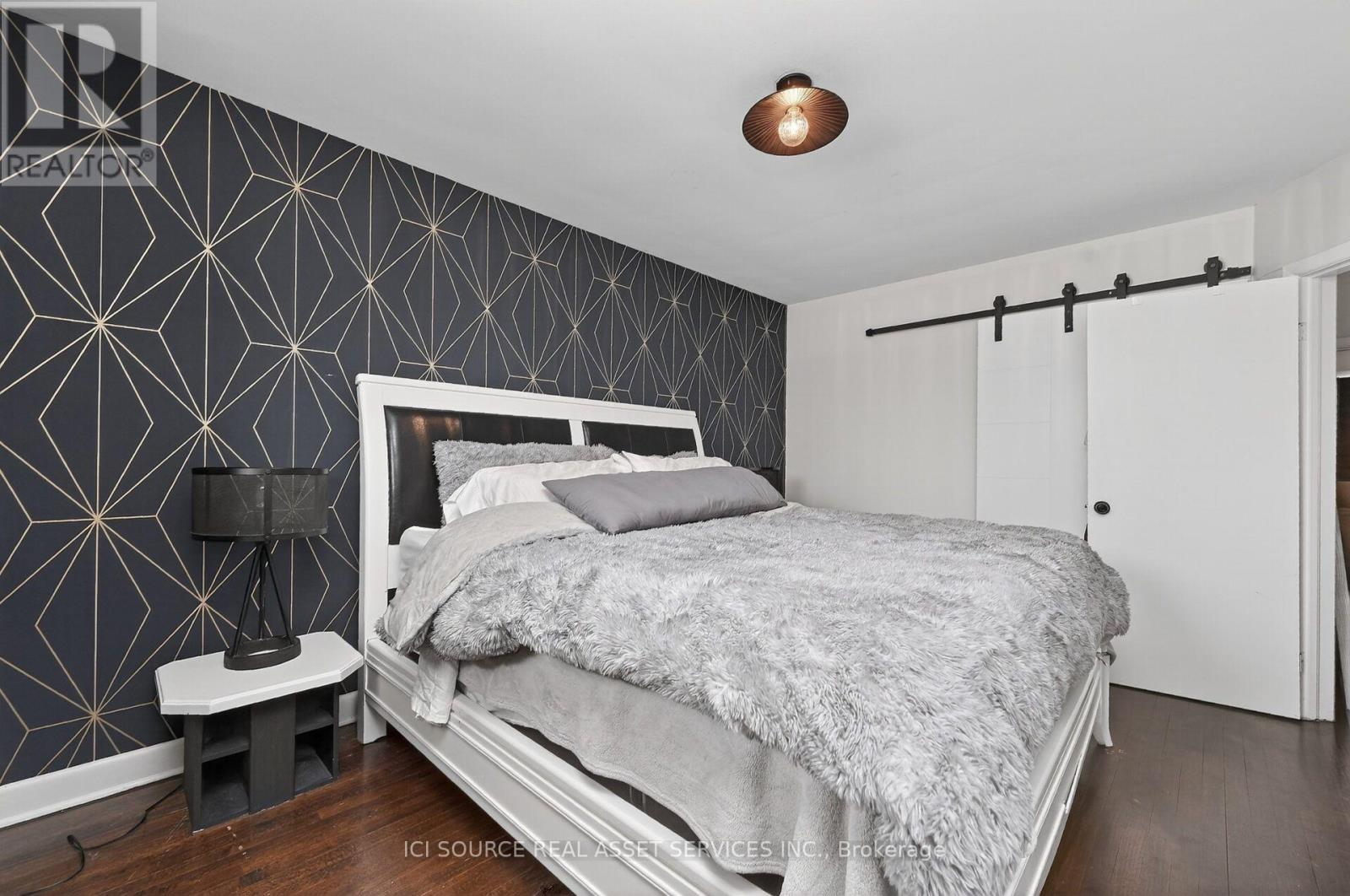 1126 WOODROFFE AVENUE - 26