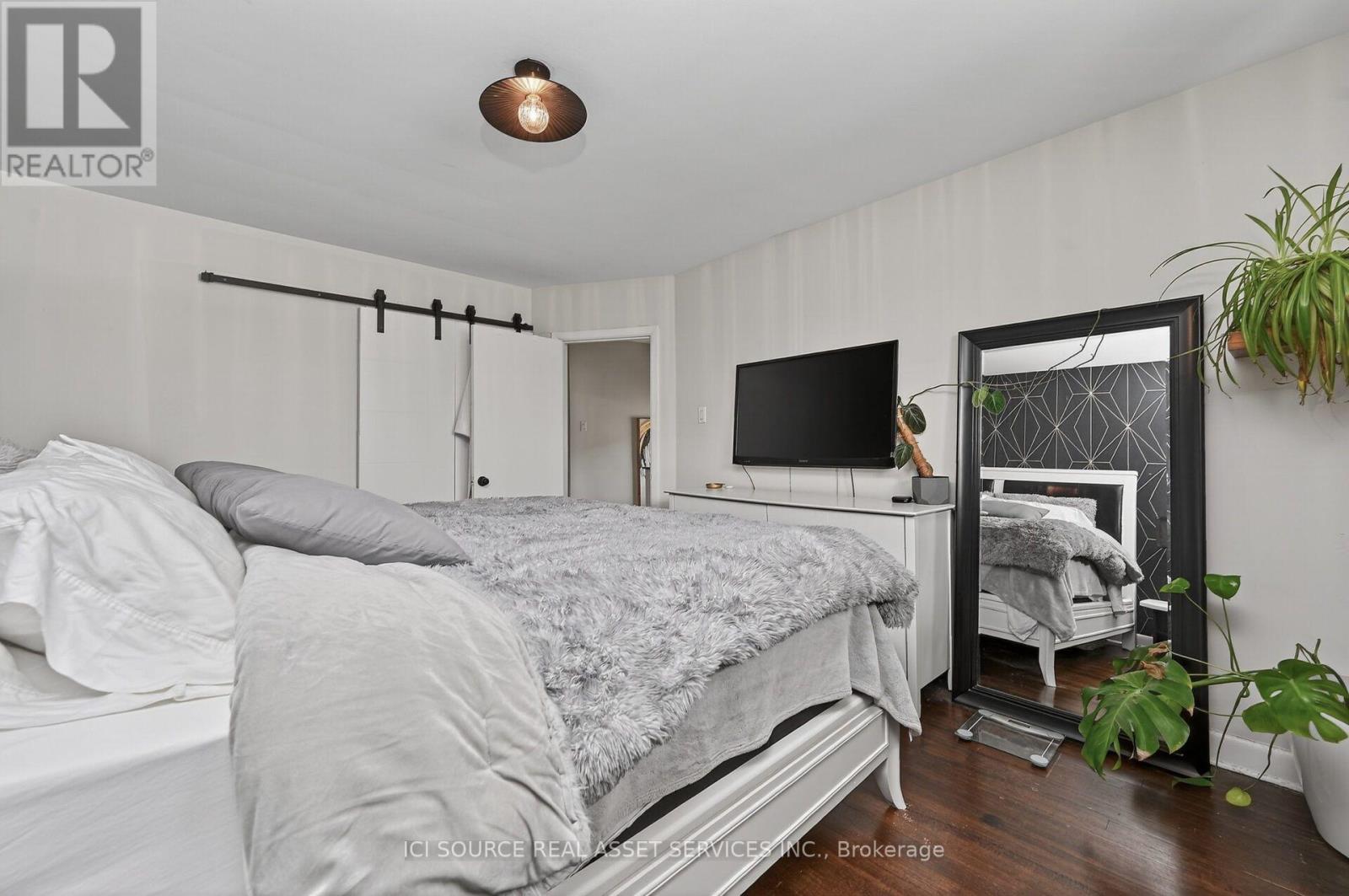 1126 WOODROFFE AVENUE - 27