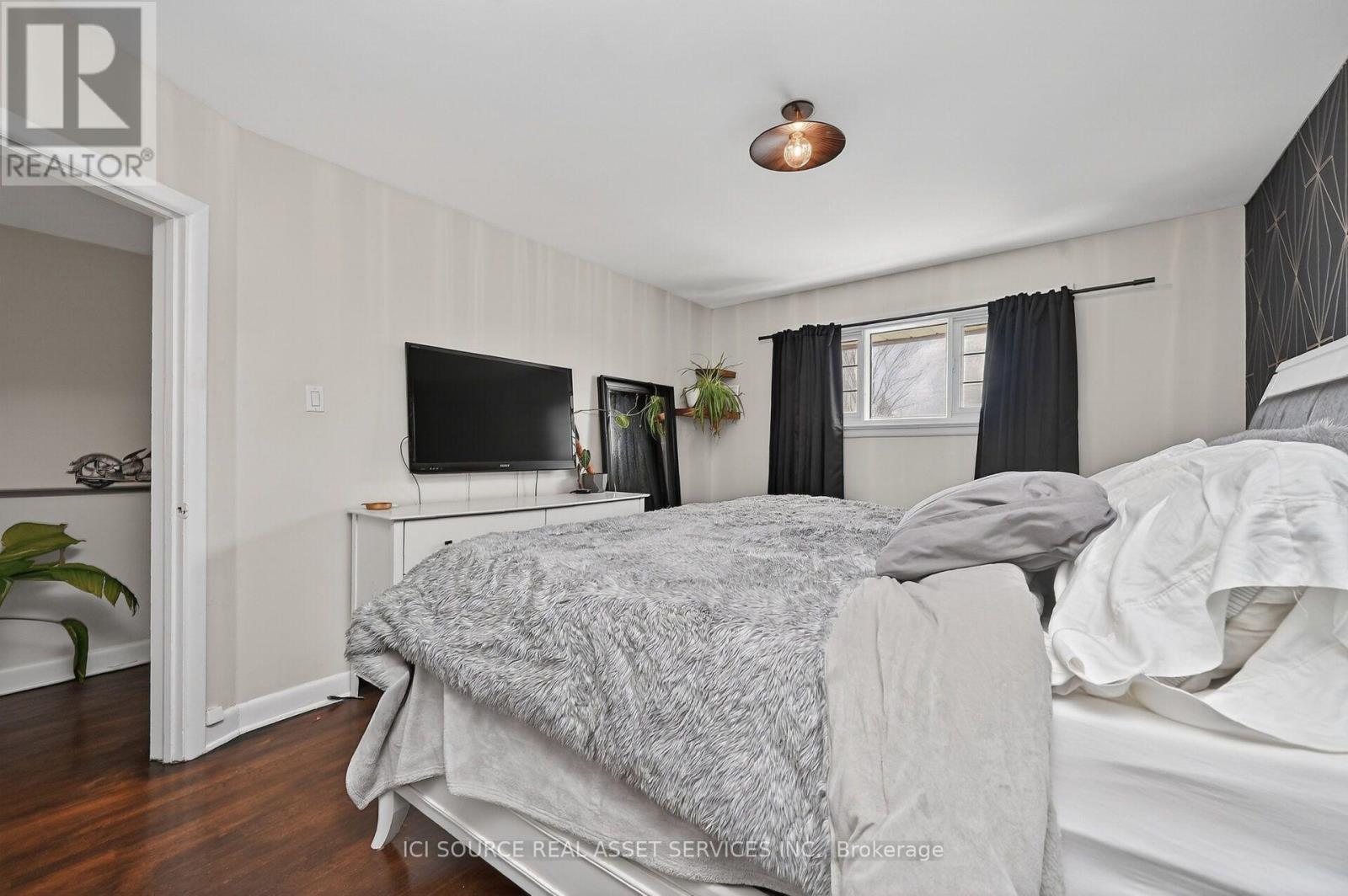 1126 WOODROFFE AVENUE - 28