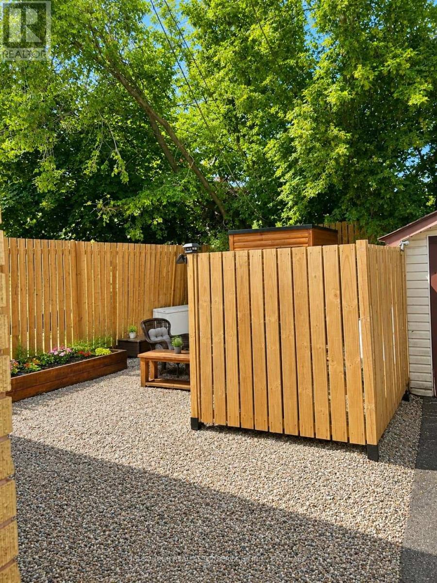 1126 WOODROFFE AVENUE - 32