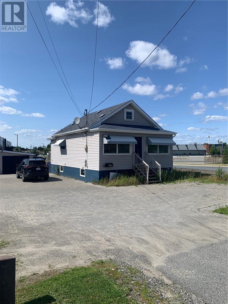 775 FALCONBRIDGE RD - 2