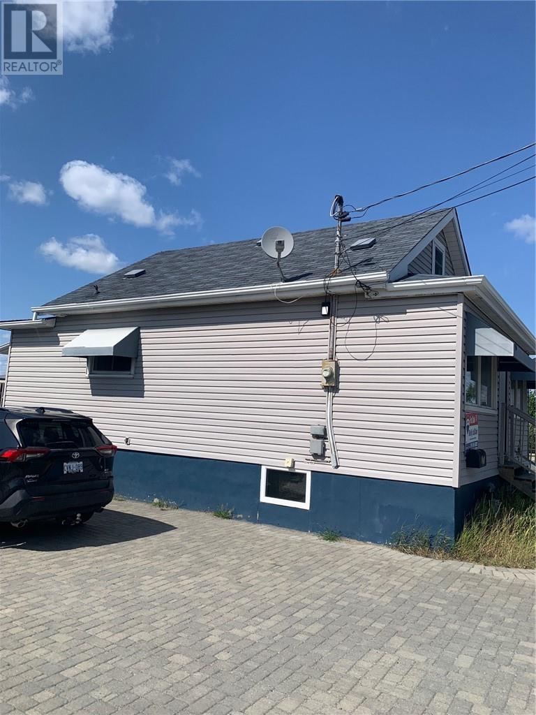 775 FALCONBRIDGE RD - 4