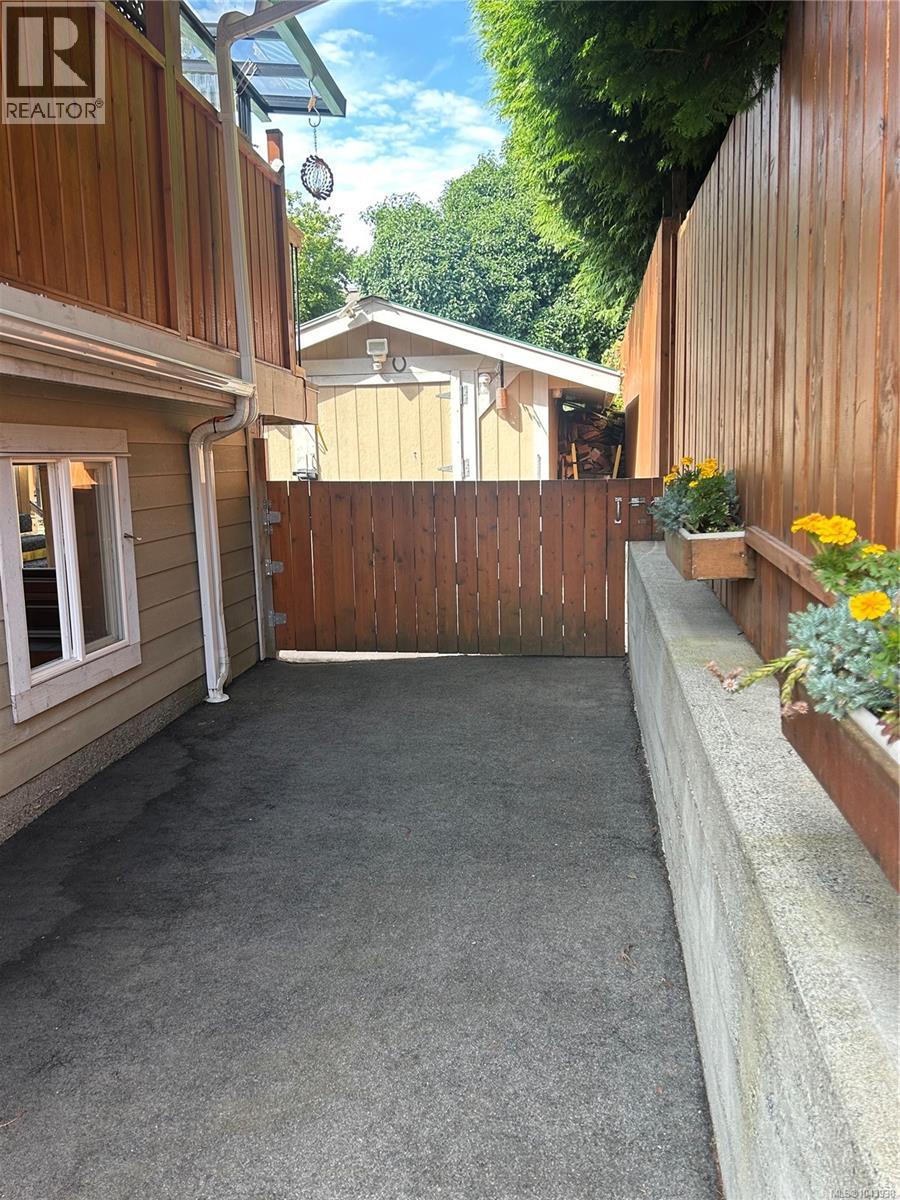 1327 Justine Pl - 67