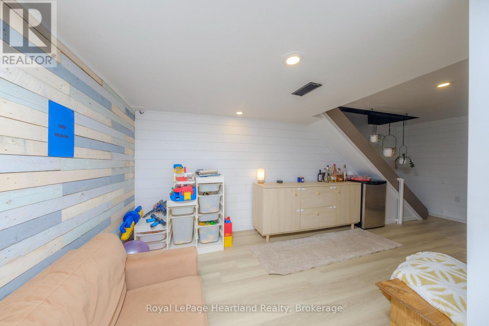 109 CARLING TERRACE - 17