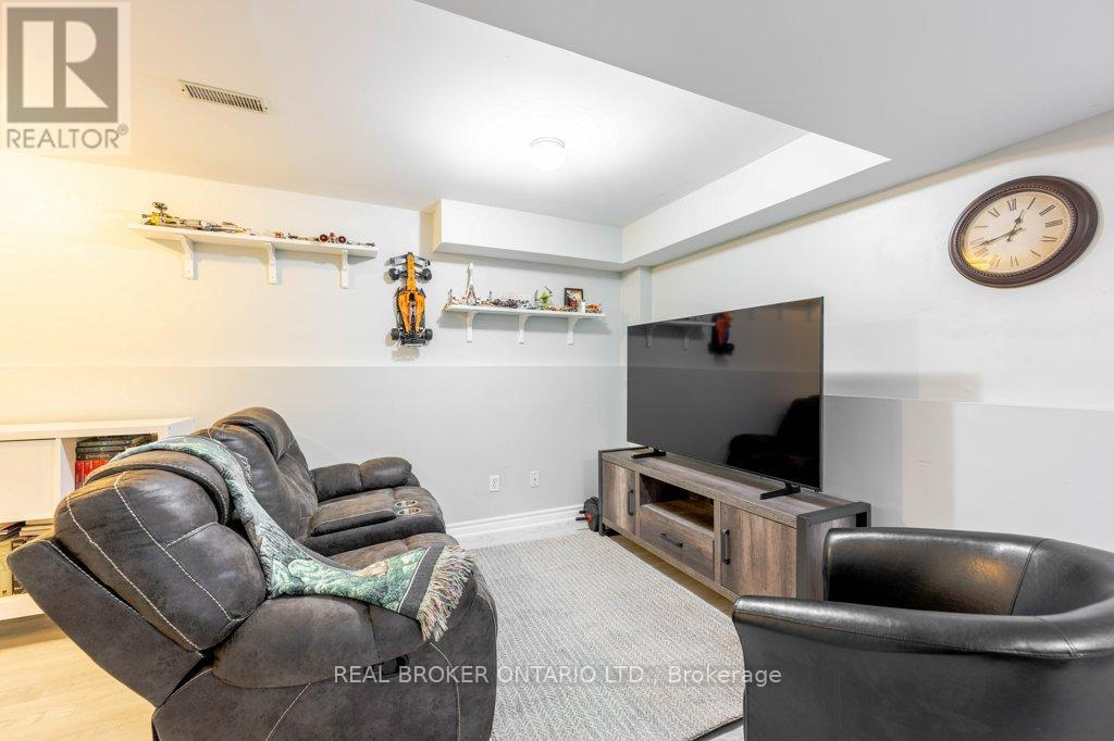 #2 185 HIGHLAND CRESCENT - 27