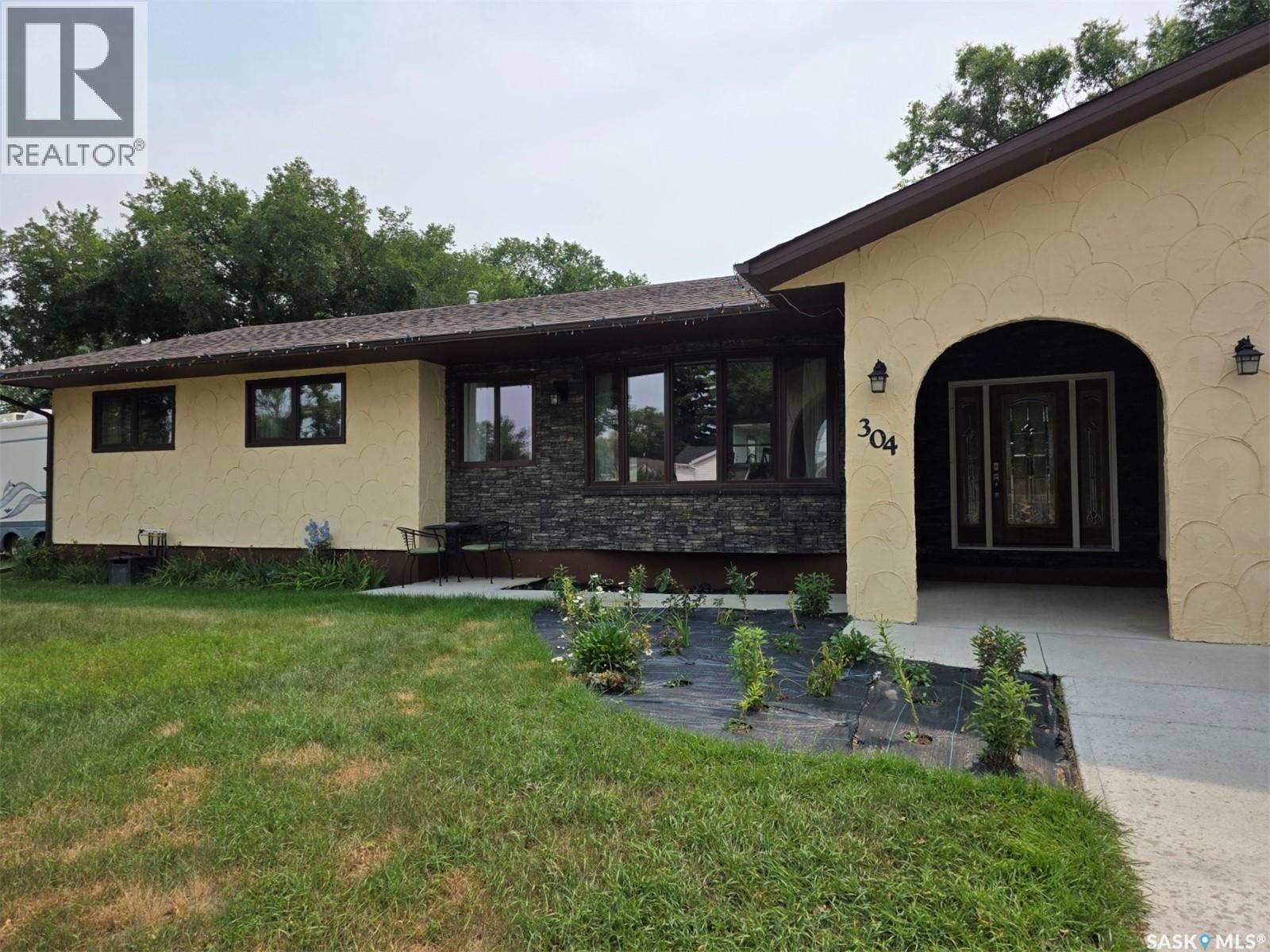304 4th AVENUE SE - 1