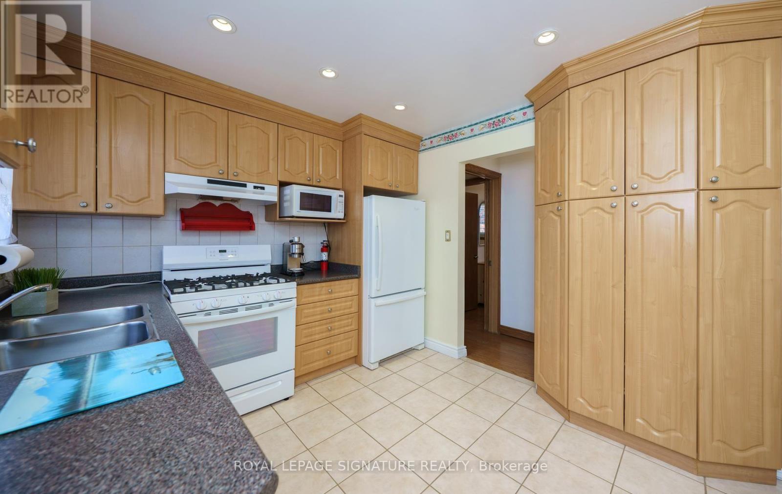 34 RAINIER SQUARE - Image 9