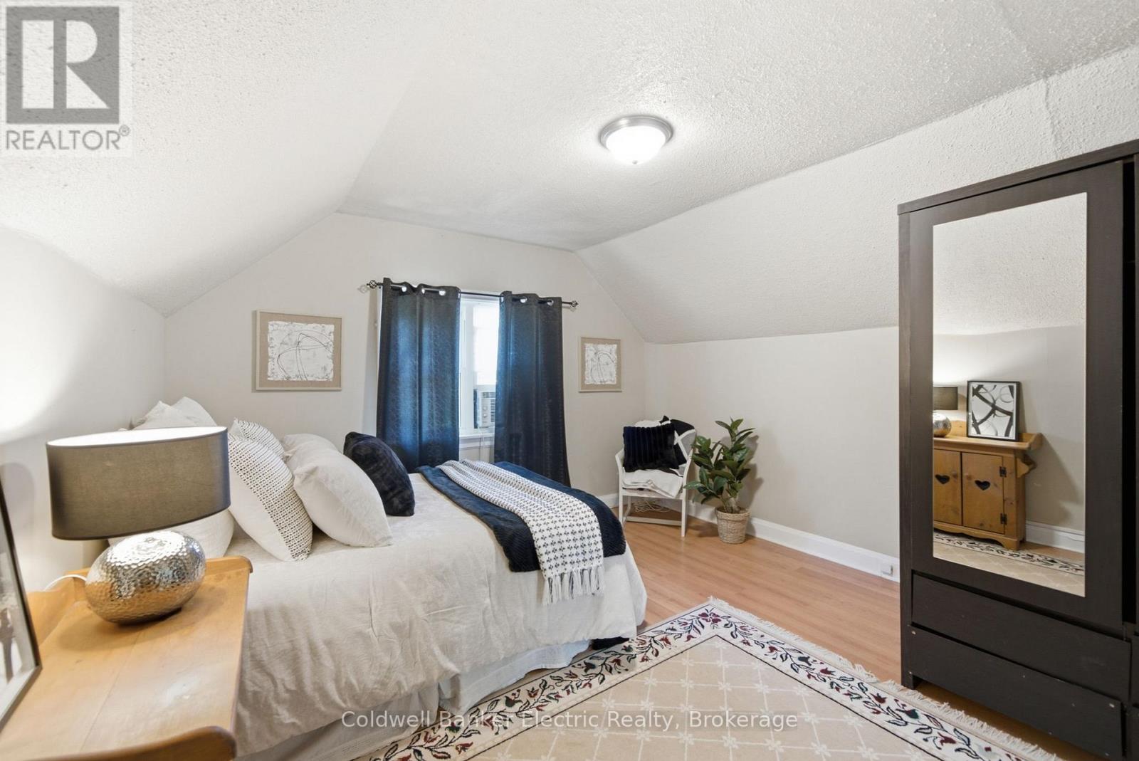 1228 KENNETH AVENUE - 23