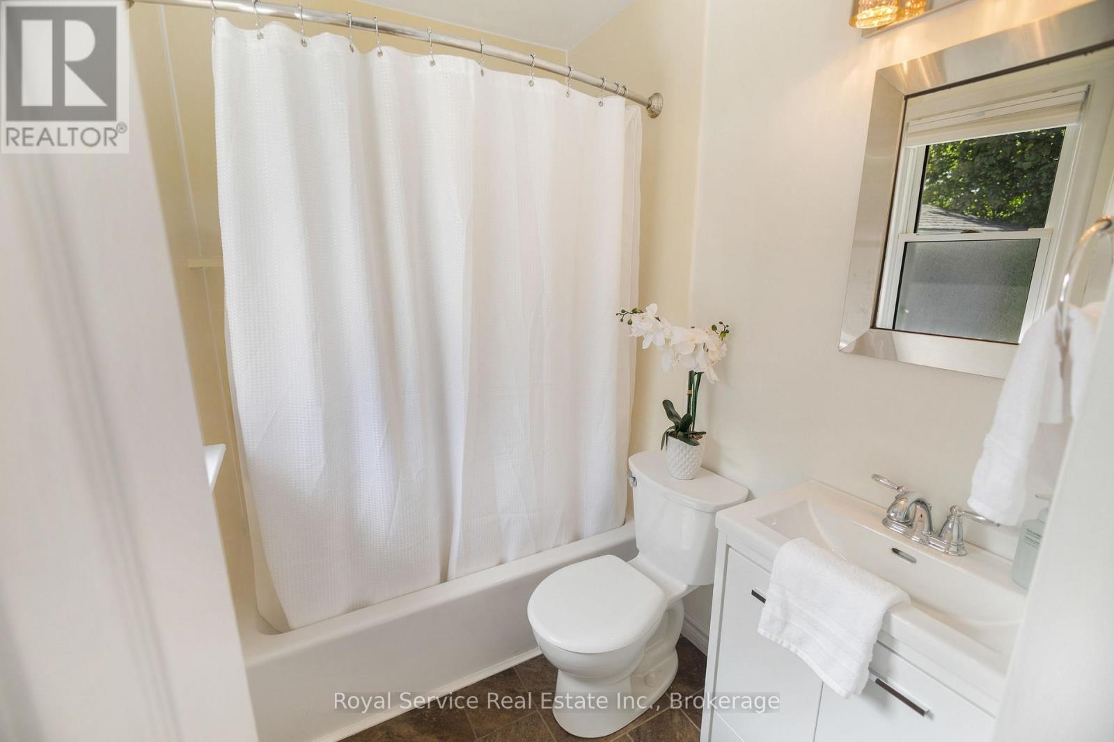 558 BURNHAM STREET - Image 16