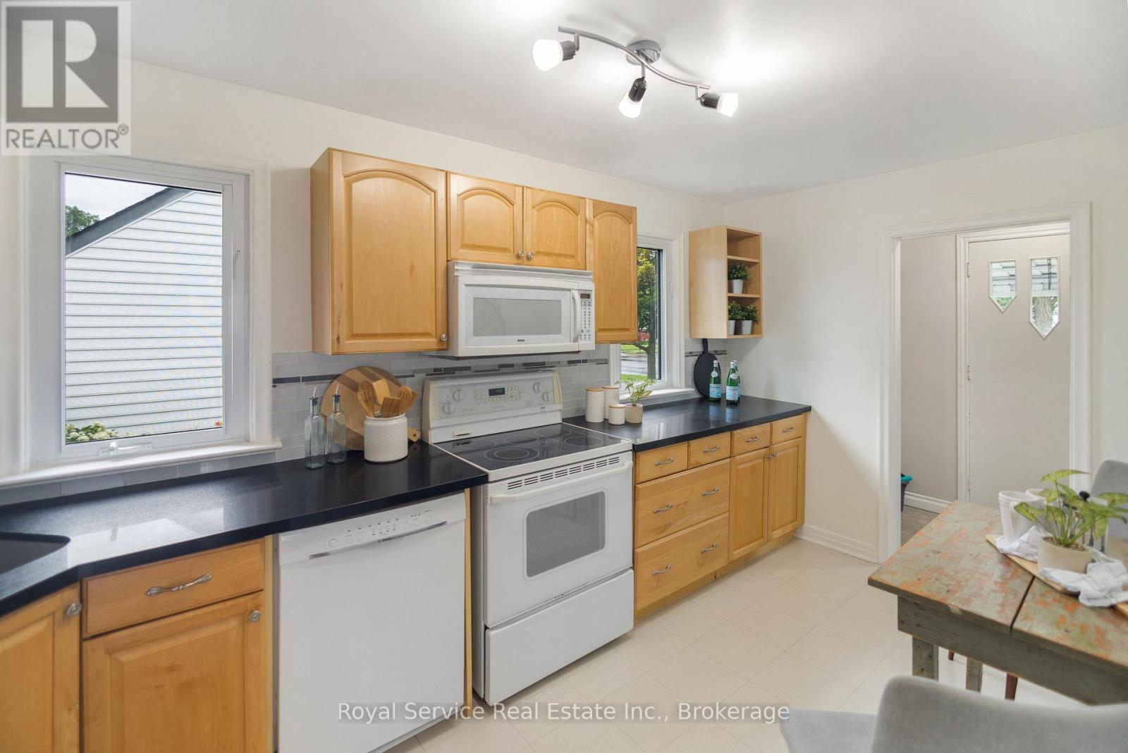 558 BURNHAM STREET - Image 6