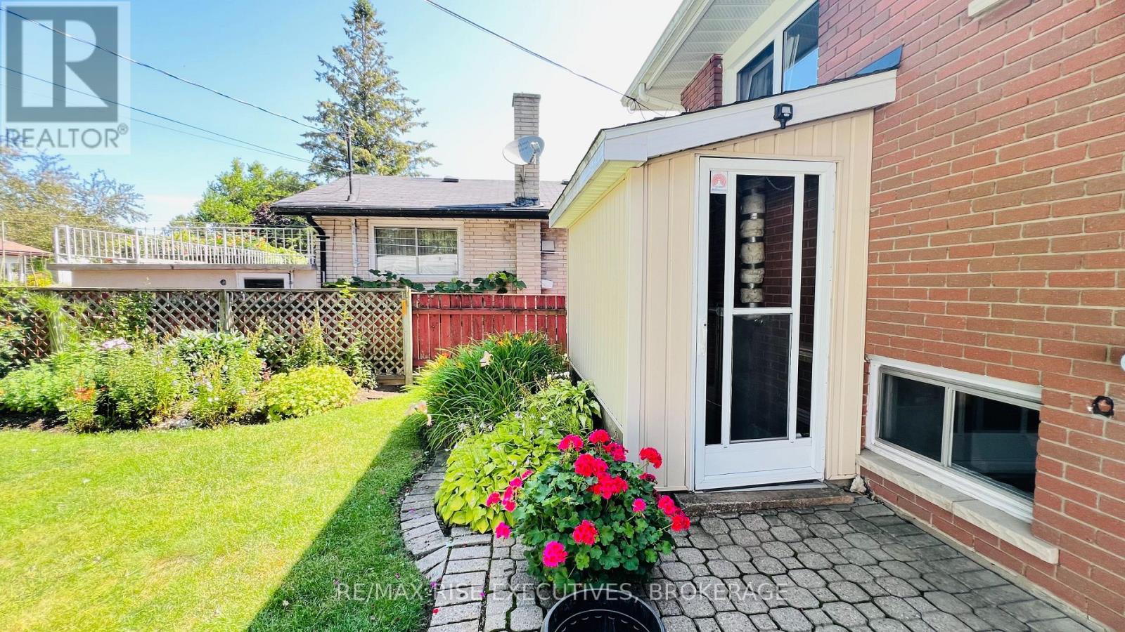 61 CONACHER DRIVE - 35