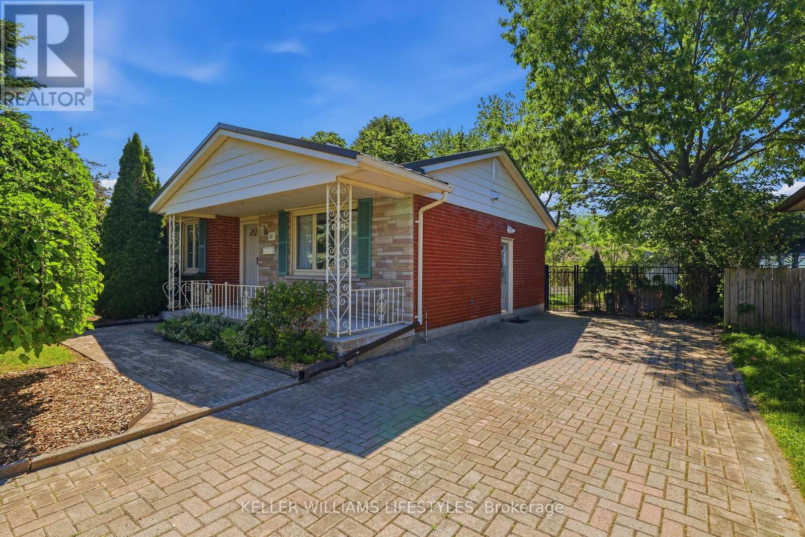 15 HAWKESBURY AVENUE - 1