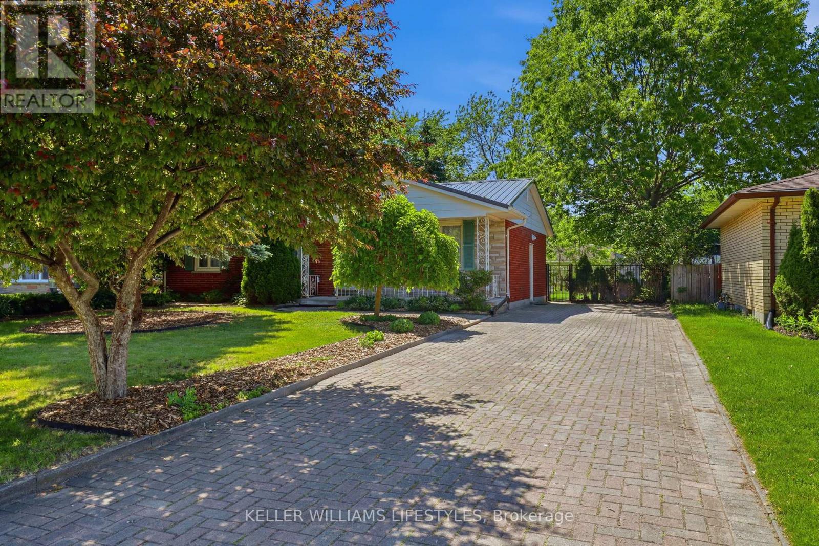 15 HAWKESBURY AVENUE - 2