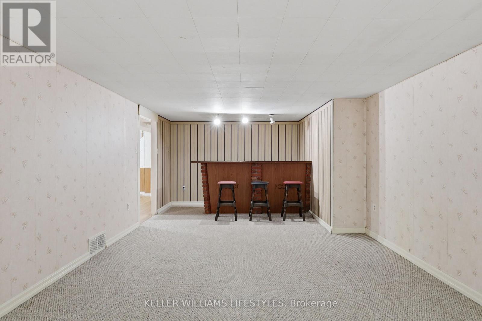 15 HAWKESBURY AVENUE - 23