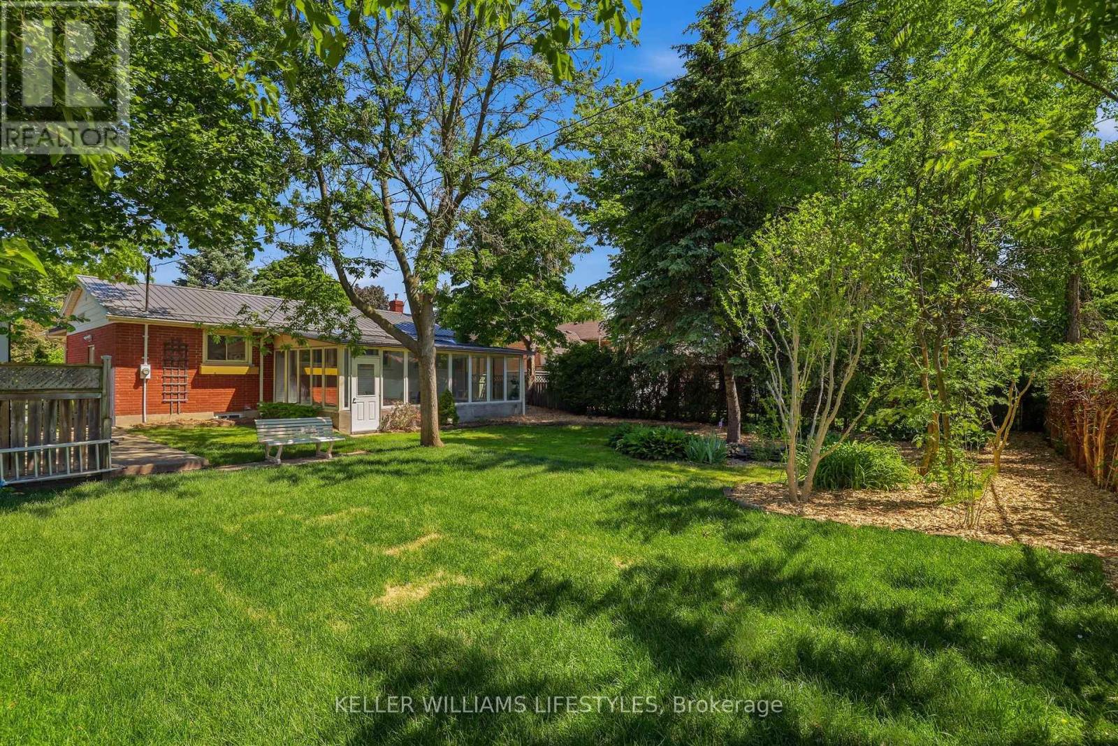 15 HAWKESBURY AVENUE - 29