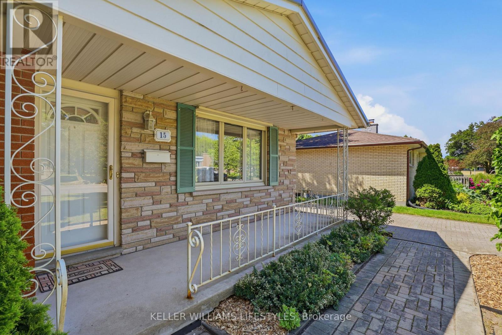 15 HAWKESBURY AVENUE - 3