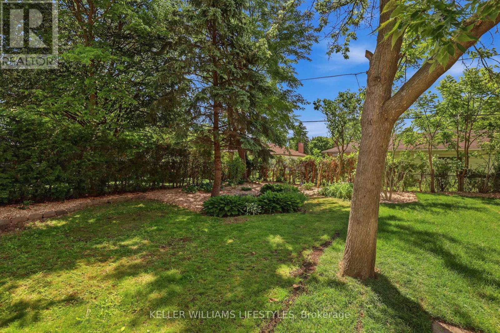 15 HAWKESBURY AVENUE - 32