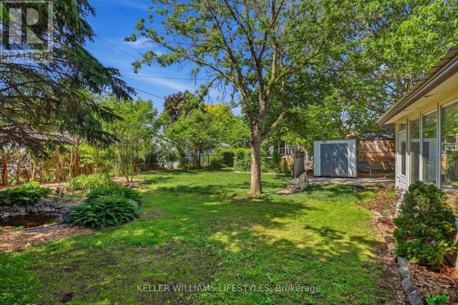15 HAWKESBURY AVENUE - 33