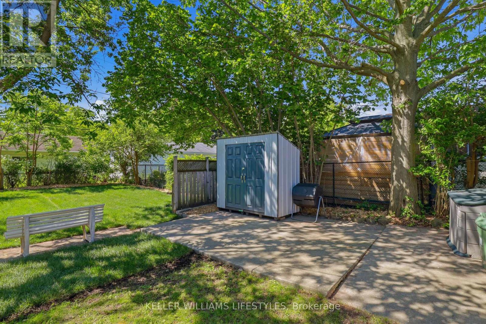 15 HAWKESBURY AVENUE - 34