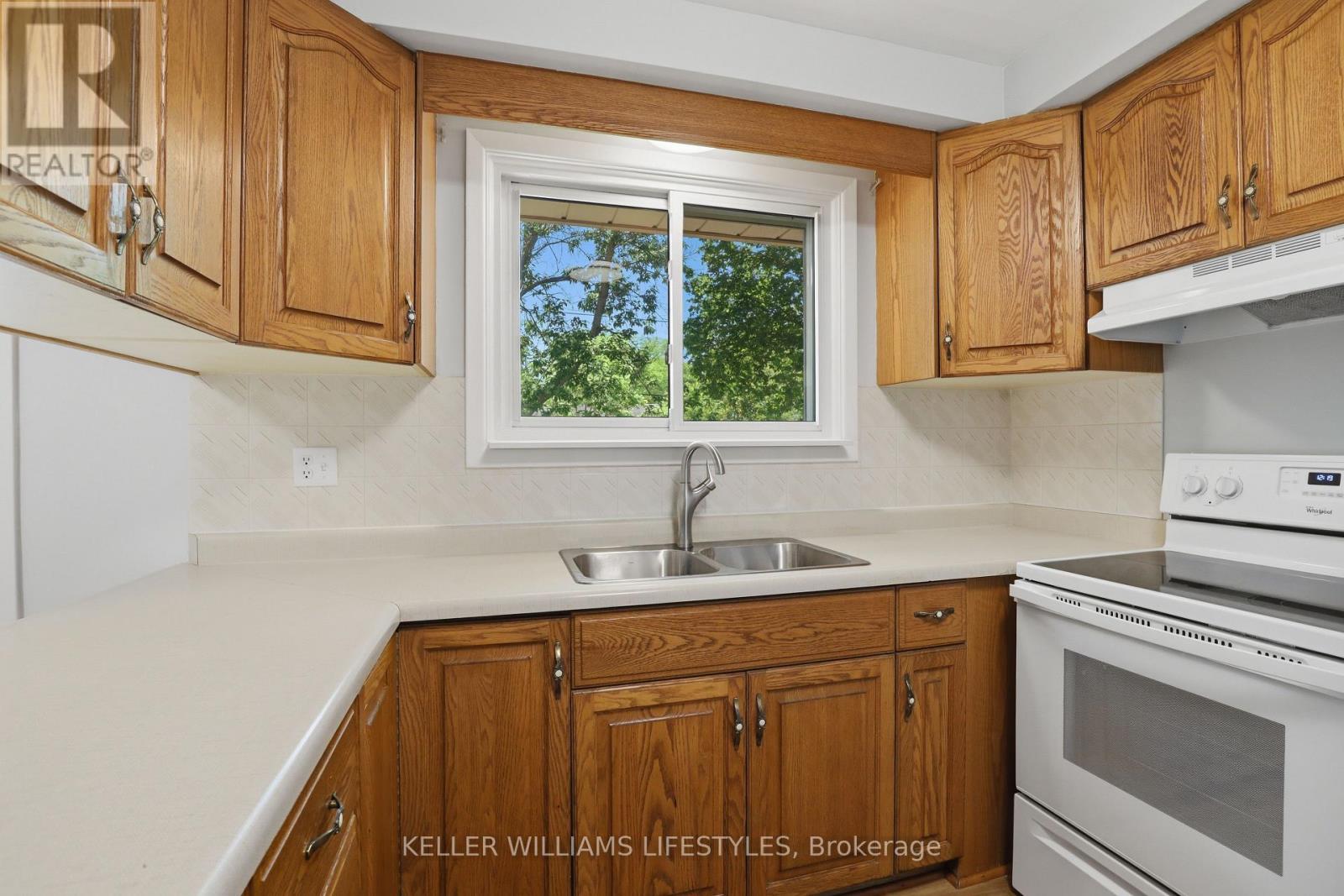 15 HAWKESBURY AVENUE - 8
