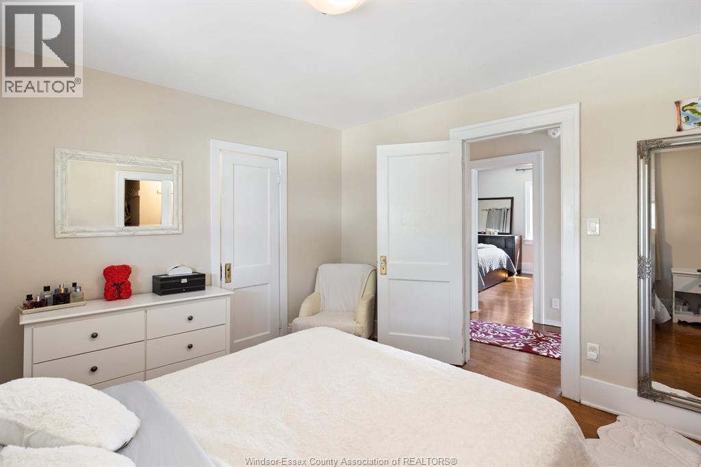 1118 LOUIS AVENUE - 18