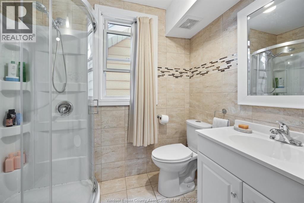 1118 LOUIS AVENUE - 21
