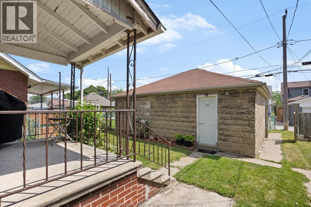 1118 LOUIS AVENUE - 26