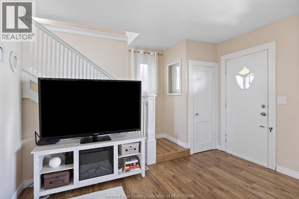 1118 LOUIS AVENUE - 4