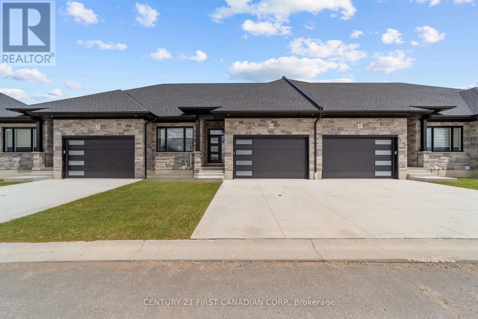 #18 32 POSTMA STREET - 1