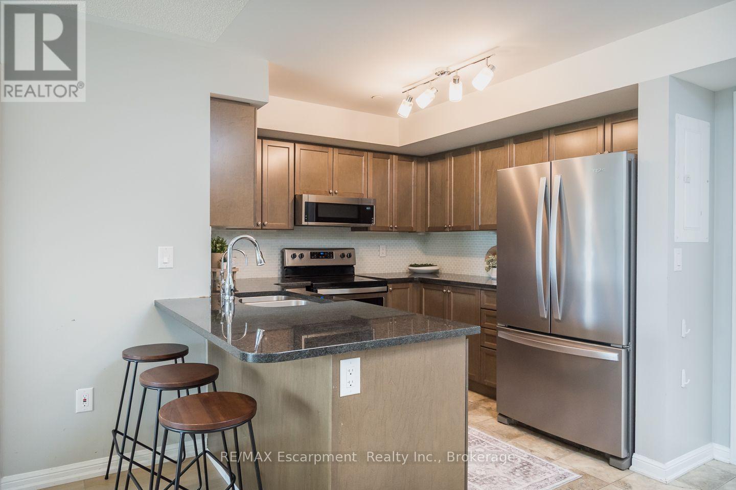 #307 1045 NADALIN HEIGHTS - 11