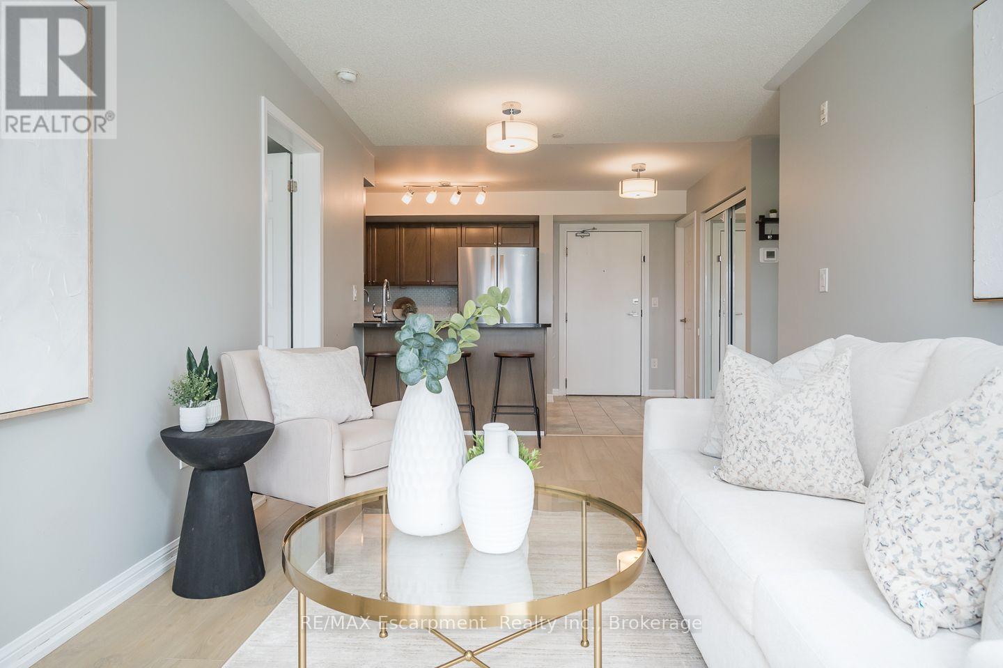 #307 1045 NADALIN HEIGHTS - 8