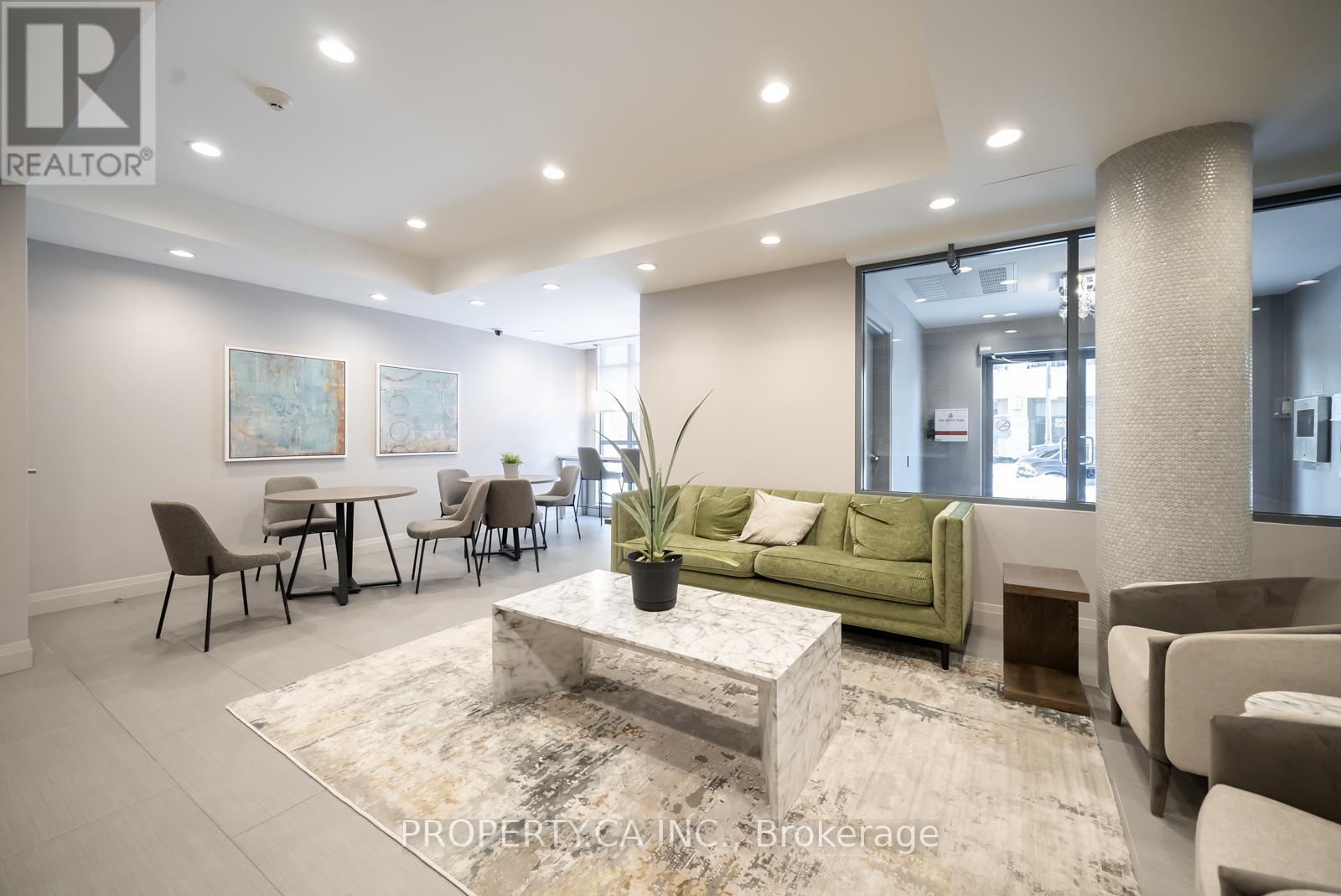#516 17 KENASTON GARDENS - 35