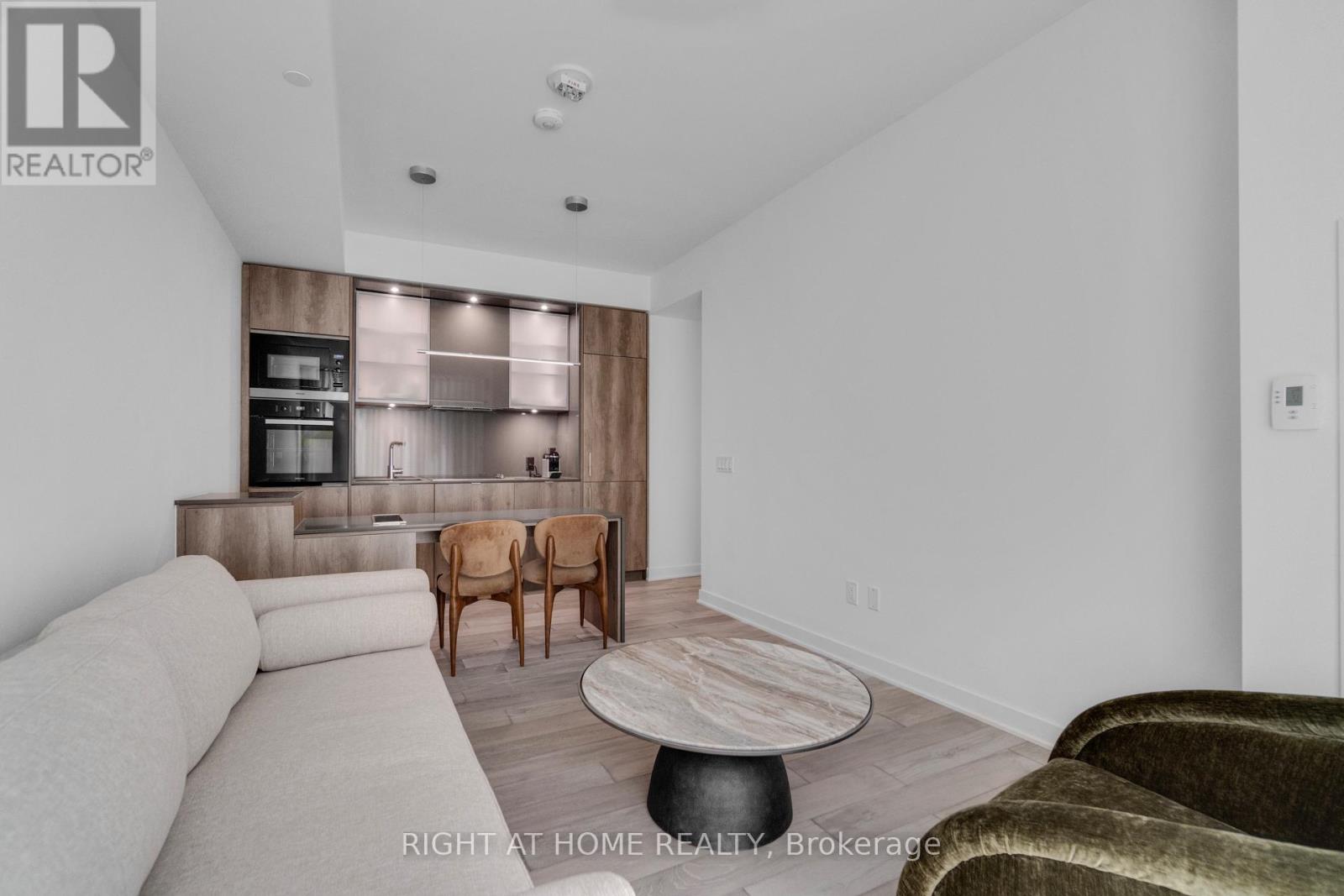 #2113 11 YORKVILLE AVENUE - 13